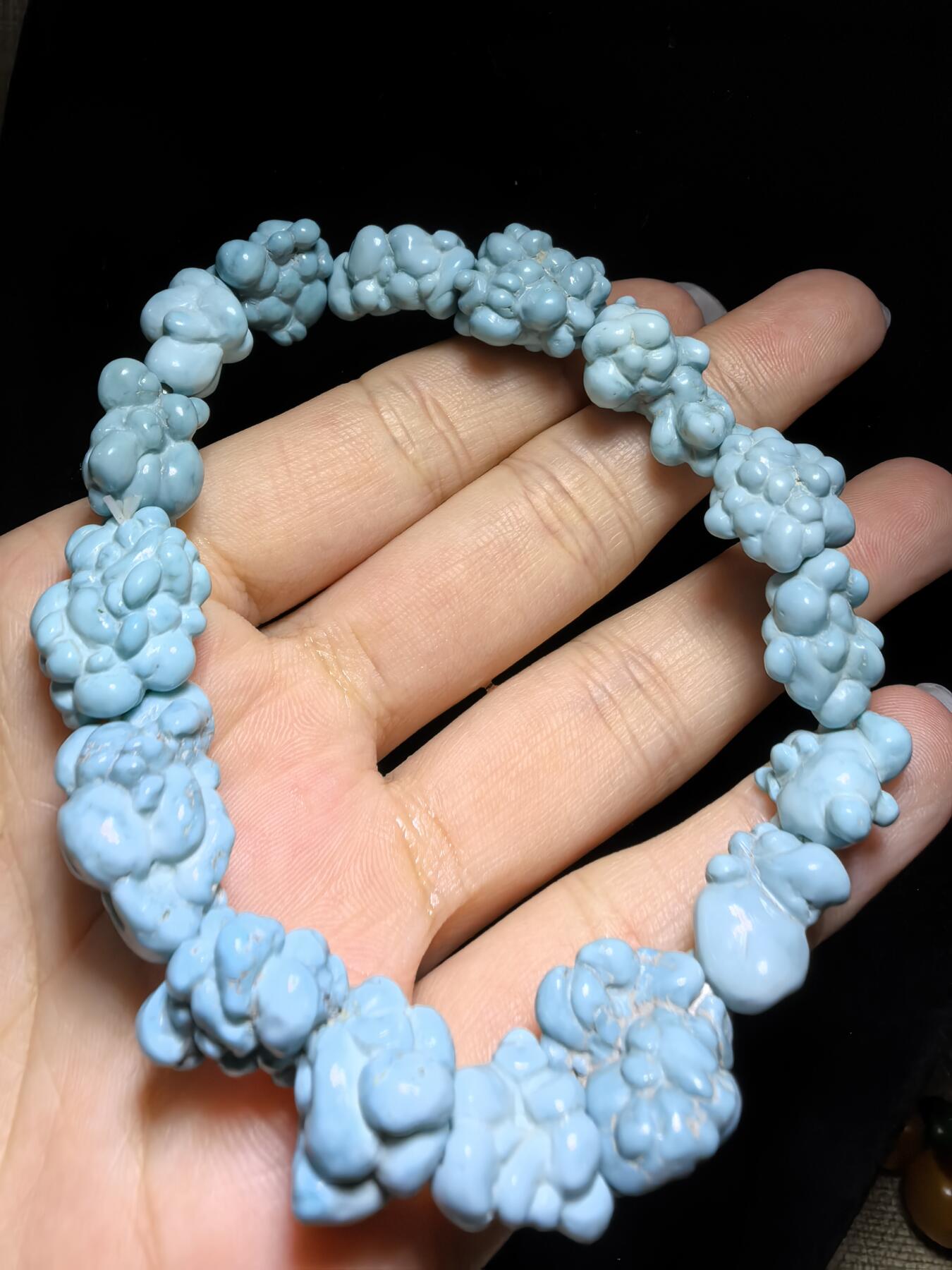 毕业级纯天然原矿玉化瓷釉级高瓷蓝随型松石手串男款，颗颗精选玉化，无优化，非通货，几乎零铁线，高端大气，不规则。仅此一条。尺寸：2.1cm*1.5cm-1.5cm*1.1cm克重：31g