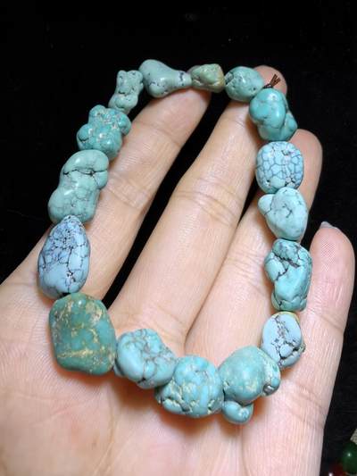 纯天然原矿随型绿松石男女款手串，大小不规则，无优化，可见天然铁线撞击坑等，手捻清脆，可随佩戴时间逐渐变色。尺寸：1.7cm＊1.0cm-1.1cm*0.8cm克重：21.4g