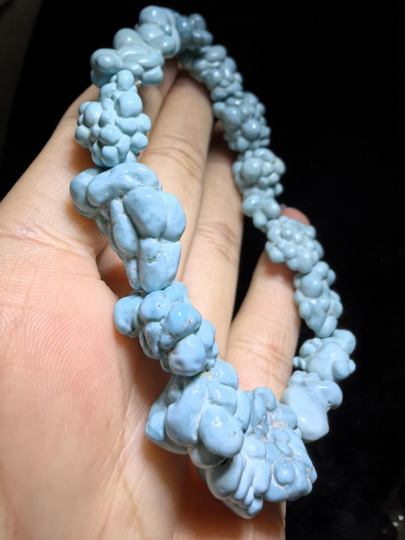 毕业级纯天然原矿玉化瓷釉级高瓷蓝随型松石手串男款，颗颗精选玉化，无优化，非通货，几乎零铁线，高端大气，不规则。仅此一条。尺寸：2.1cm*1.5cm-1.5cm*1.1cm克重：31g