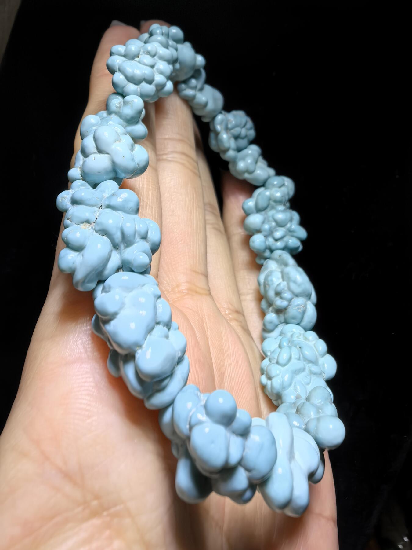 毕业级纯天然原矿玉化瓷釉级高瓷蓝随型松石手串男款，颗颗精选玉化，无优化，非通货，几乎零铁线，高端大气，不规则。仅此一条。尺寸：2.1cm*1.5cm-1.5cm*1.1cm克重：31g