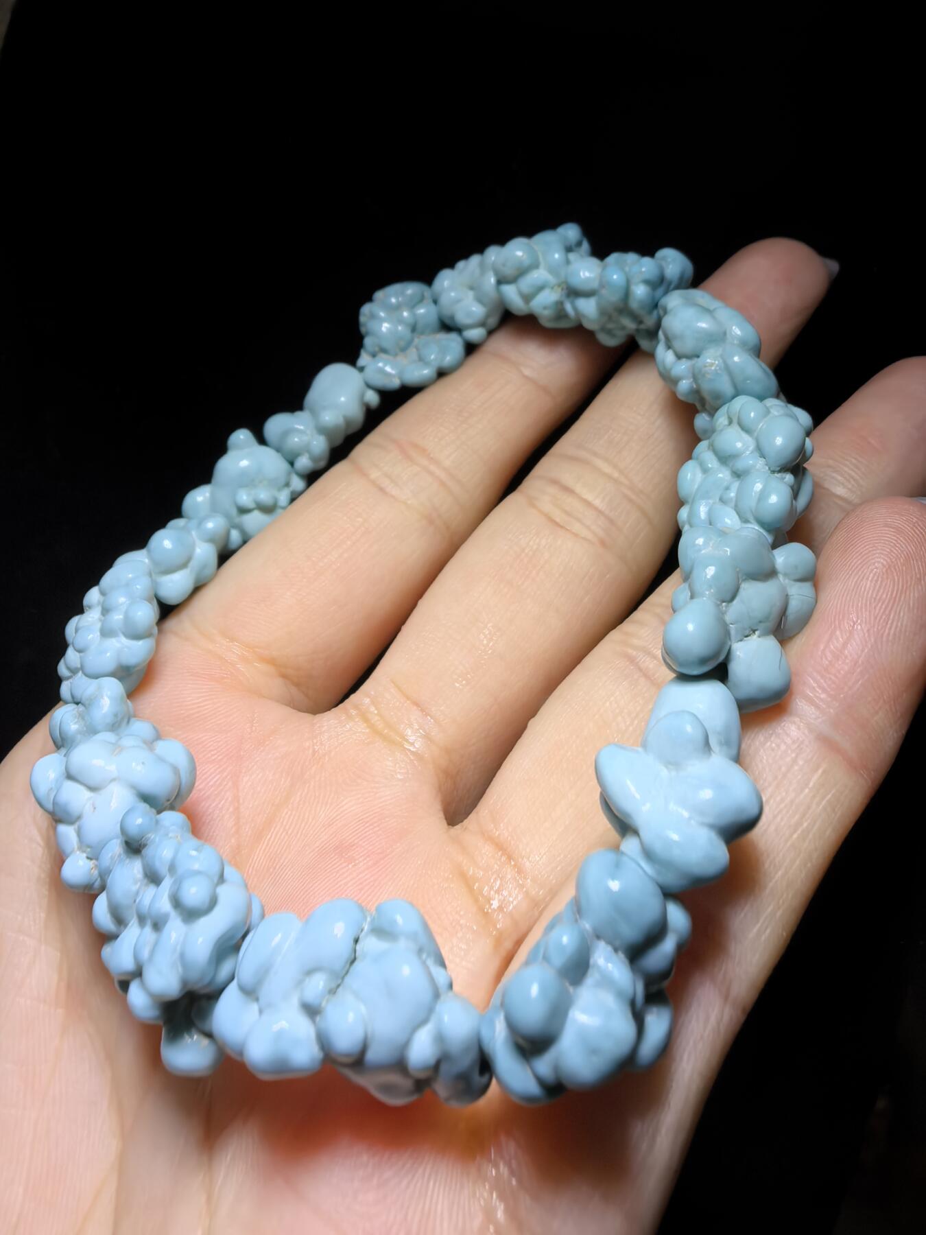 毕业级纯天然原矿玉化瓷釉级高瓷蓝随型松石手串男款，颗颗精选玉化，无优化，非通货，几乎零铁线，高端大气，不规则。仅此一条。尺寸：2.1cm*1.5cm-1.5cm*1.1cm克重：31g