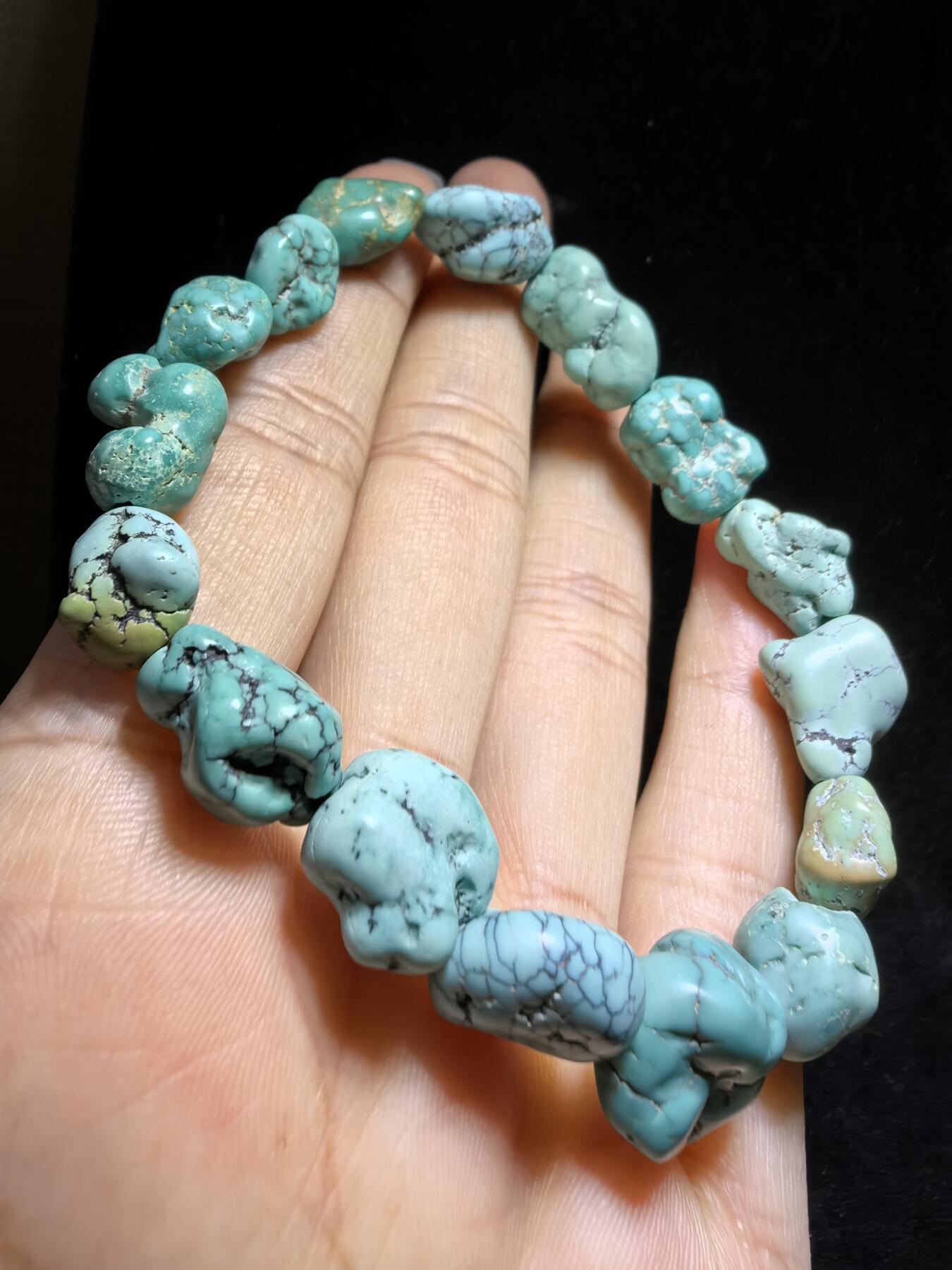 纯天然原矿随型绿松石男女款手串，大小不规则，无优化，可见天然铁线撞击坑等，手捻清脆，可随佩戴时间逐渐变色。尺寸：1.7cm＊1.0cm-1.1cm*0.8cm克重：21.4g