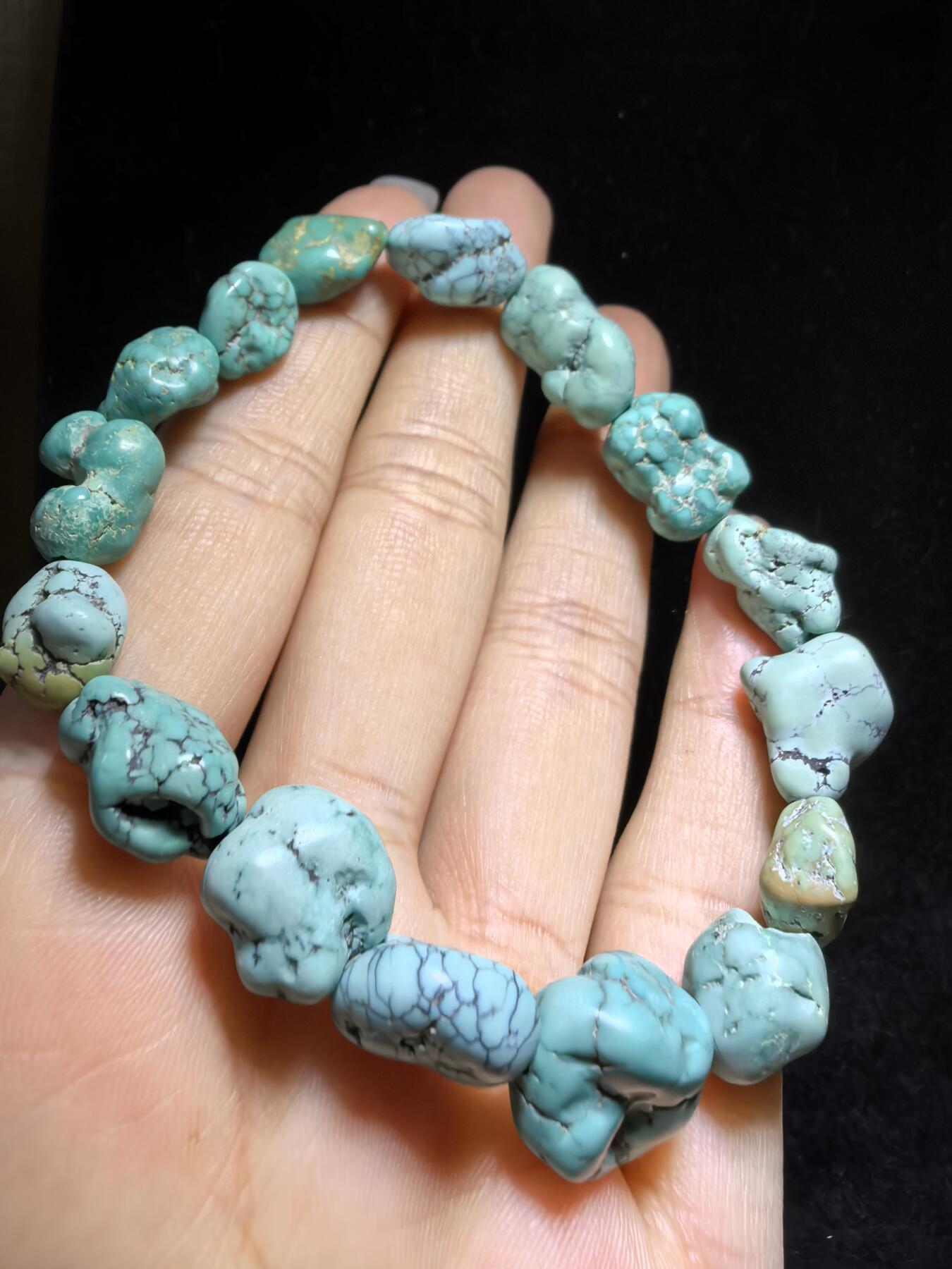 纯天然原矿随型绿松石男女款手串，大小不规则，无优化，可见天然铁线撞击坑等，手捻清脆，可随佩戴时间逐渐变色。尺寸：1.7cm＊1.0cm-1.1cm*0.8cm克重：21.4g