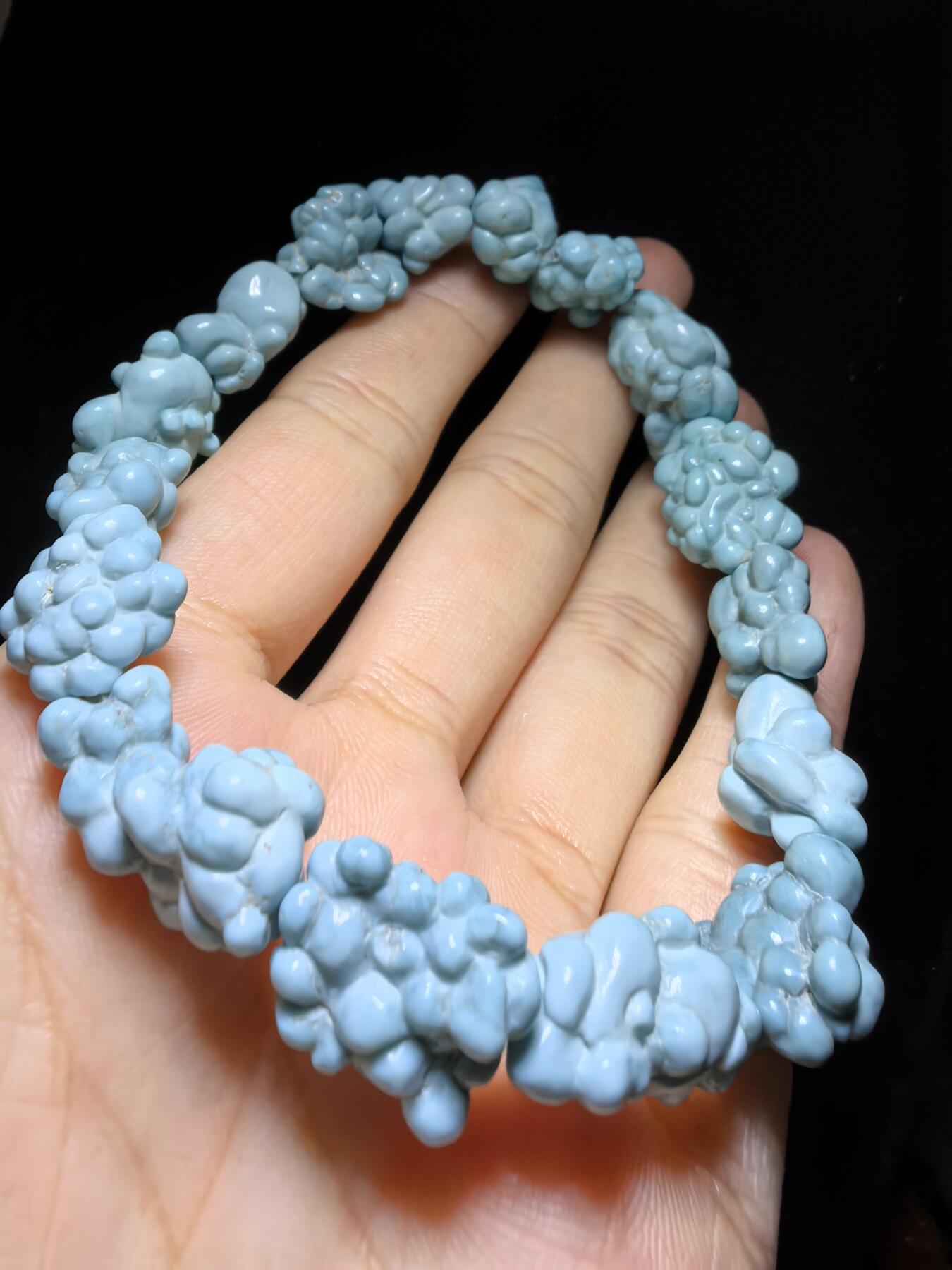 毕业级纯天然原矿玉化瓷釉级高瓷蓝随型松石手串男款，颗颗精选玉化，无优化，非通货，几乎零铁线，高端大气，不规则。仅此一条。尺寸：2.1cm*1.5cm-1.5cm*1.1cm克重：31g