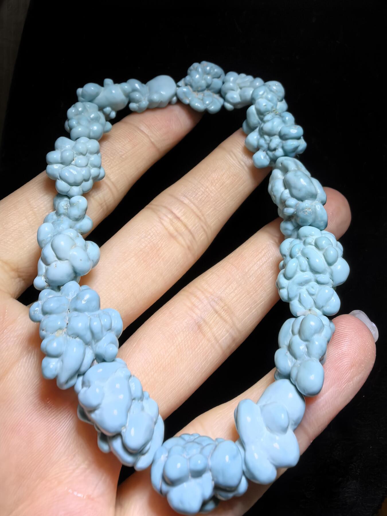 毕业级纯天然原矿玉化瓷釉级高瓷蓝随型松石手串男款，颗颗精选玉化，无优化，非通货，几乎零铁线，高端大气，不规则。仅此一条。尺寸：2.1cm*1.5cm-1.5cm*1.1cm克重：31g