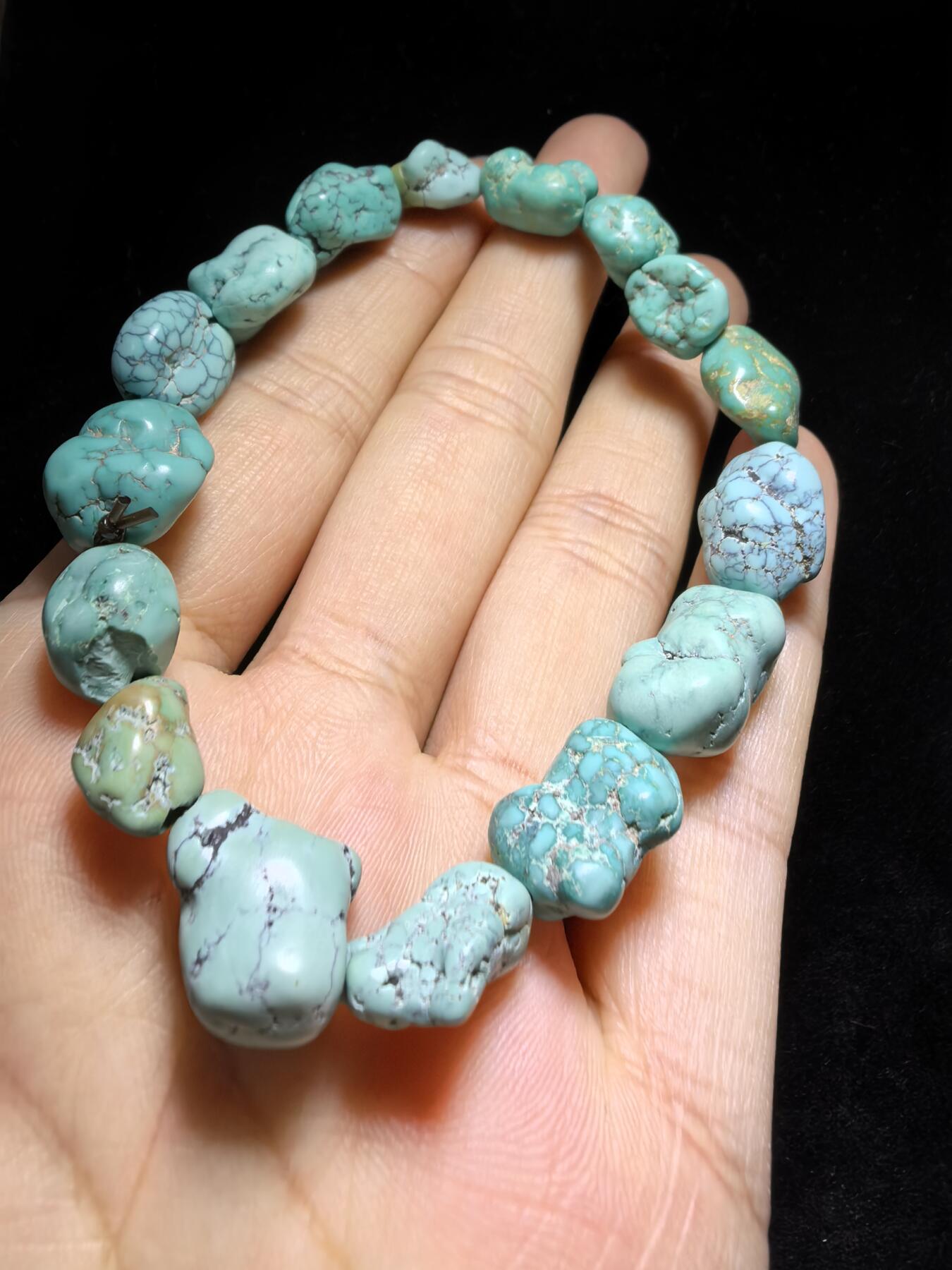 纯天然原矿随型绿松石男女款手串，大小不规则，无优化，可见天然铁线撞击坑等，手捻清脆，可随佩戴时间逐渐变色。尺寸：1.7cm＊1.0cm-1.1cm*0.8cm克重：21.4g