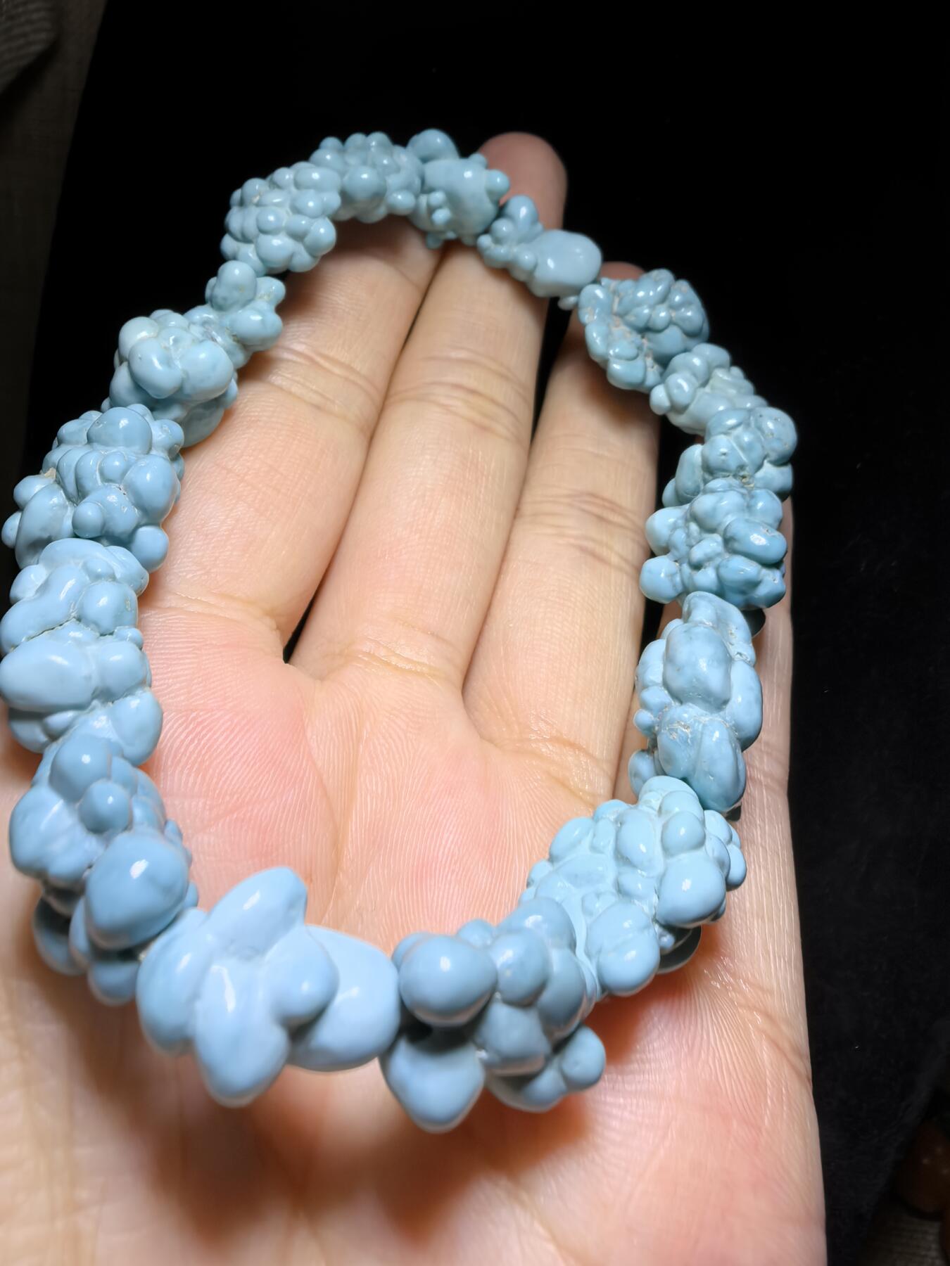 毕业级纯天然原矿玉化瓷釉级高瓷蓝随型松石手串男款，颗颗精选玉化，无优化，非通货，几乎零铁线，高端大气，不规则。仅此一条。尺寸：2.1cm*1.5cm-1.5cm*1.1cm克重：31g