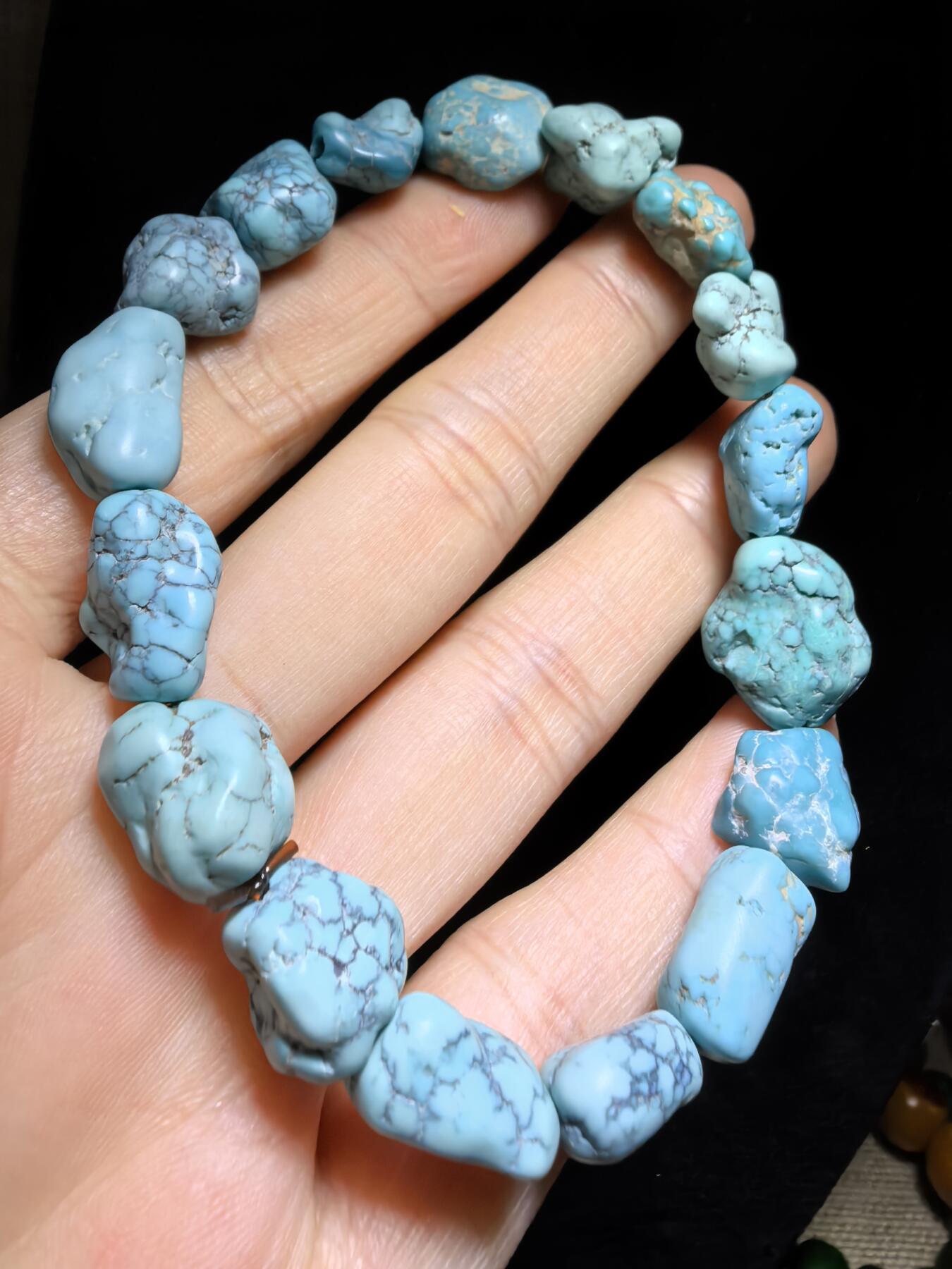 纯天然原矿绿松石随型手串男女款，高瓷，手捻清脆，可见天然铁线撞击坑等，佩戴随时间逐渐变色，无优化。尺寸：1.6cm＊1.3cm-1.2cm*1.1cm克重：25.2g