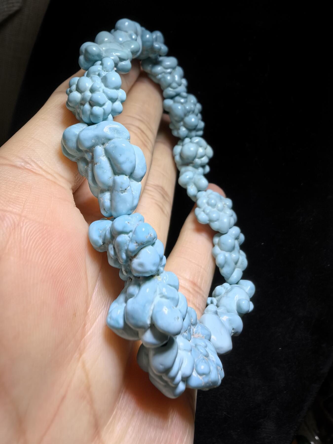 毕业级纯天然原矿玉化瓷釉级高瓷蓝随型松石手串男款，颗颗精选玉化，无优化，非通货，几乎零铁线，高端大气，不规则。仅此一条。尺寸：2.1cm*1.5cm-1.5cm*1.1cm克重：31g