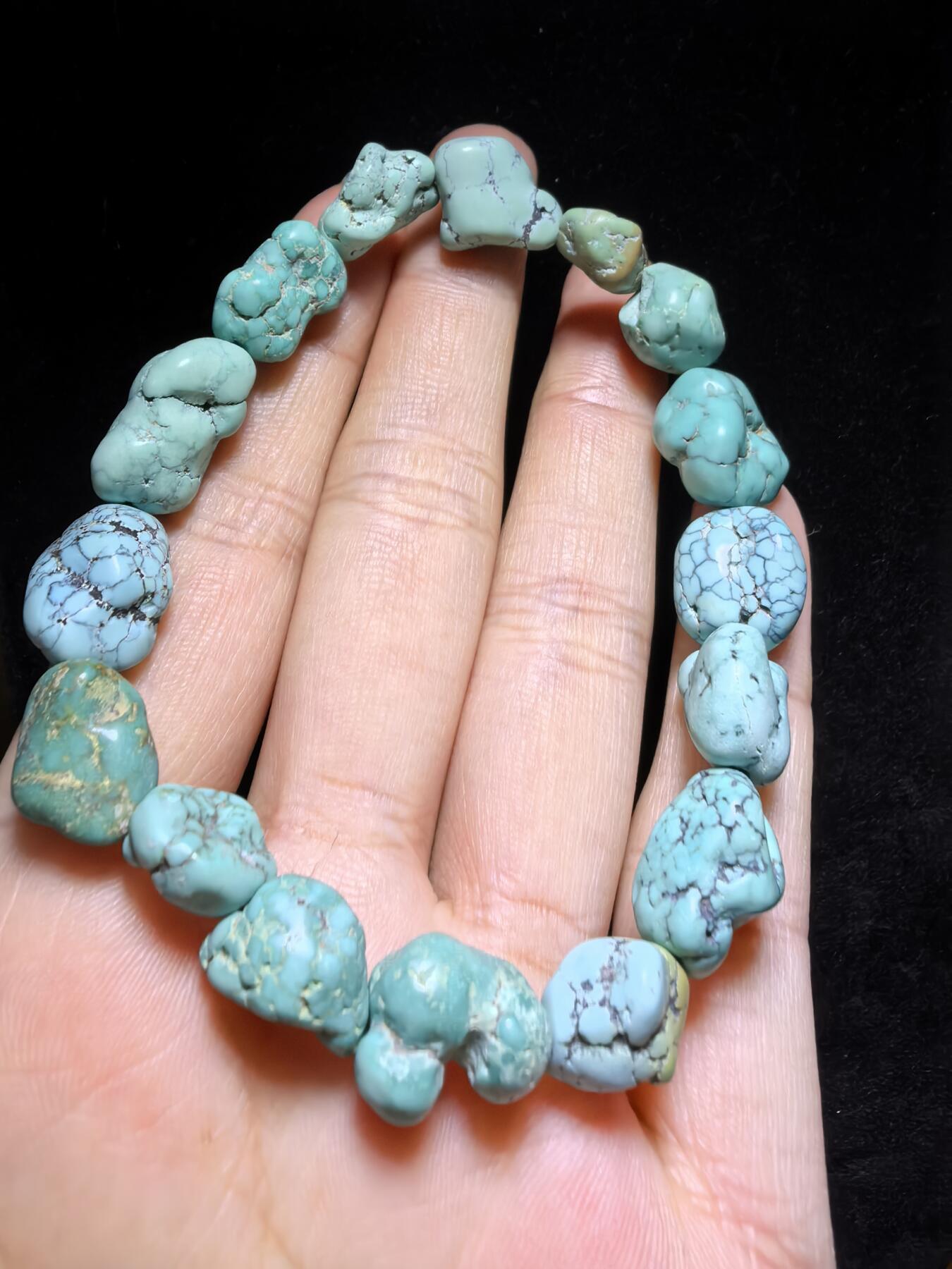 纯天然原矿随型绿松石男女款手串，大小不规则，无优化，可见天然铁线撞击坑等，手捻清脆，可随佩戴时间逐渐变色。尺寸：1.7cm＊1.0cm-1.1cm*0.8cm克重：21.4g