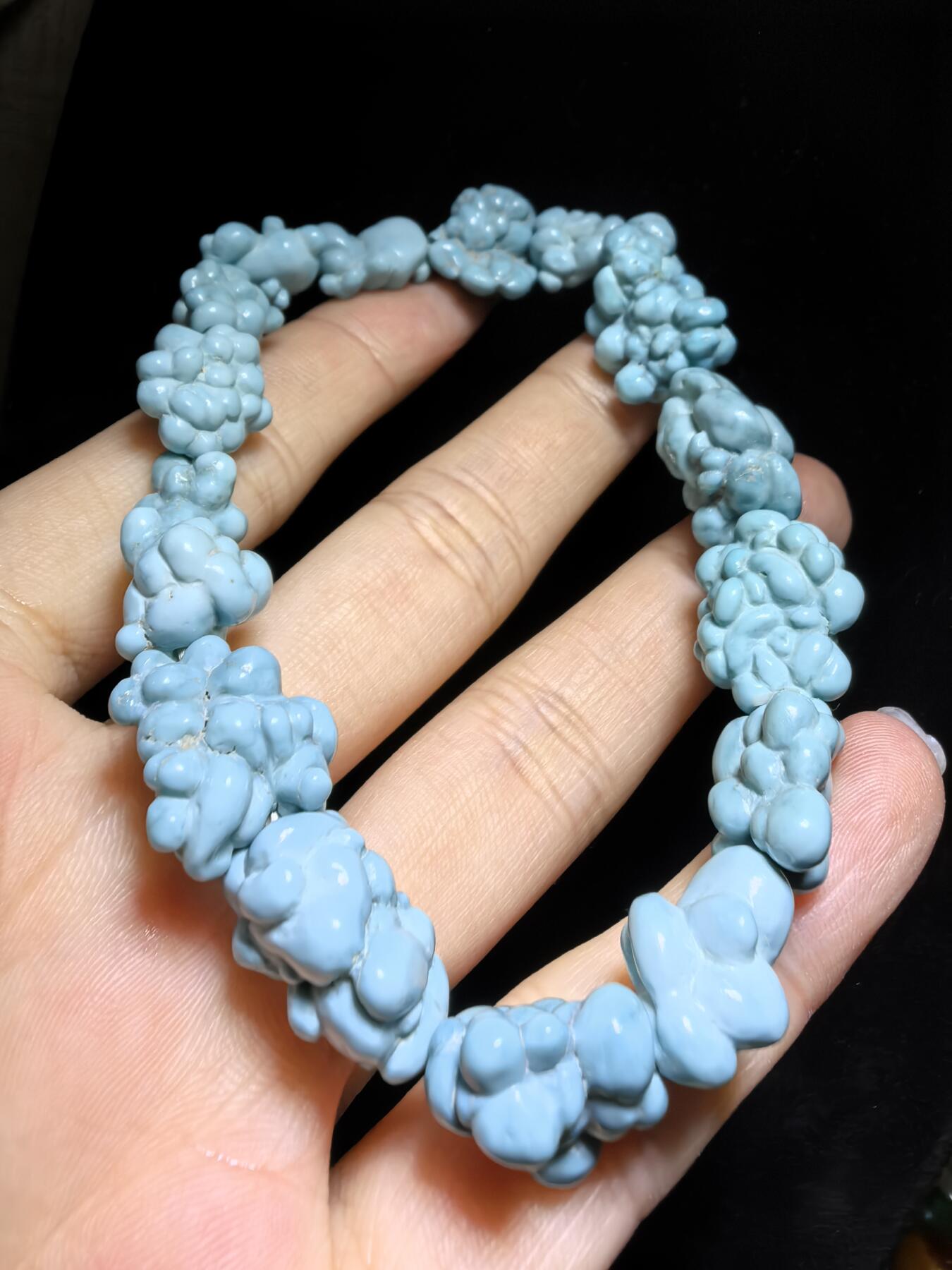 毕业级纯天然原矿玉化瓷釉级高瓷蓝随型松石手串男款，颗颗精选玉化，无优化，非通货，几乎零铁线，高端大气，不规则。仅此一条。尺寸：2.1cm*1.5cm-1.5cm*1.1cm克重：31g