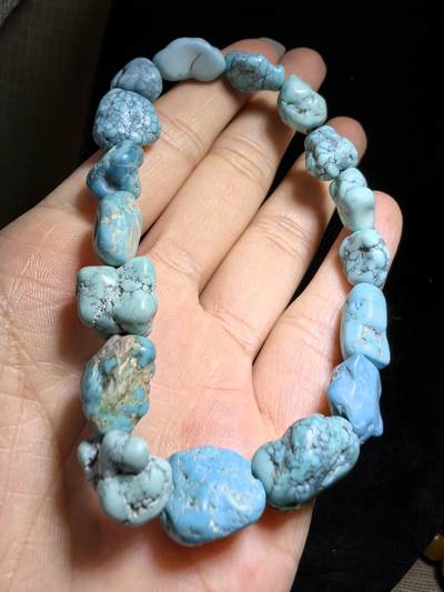 纯天然原矿绿松石随型手串男女款，高瓷，手捻清脆，可见天然铁线撞击坑等，佩戴随时间逐渐变色，无优化。尺寸：1.6cm＊1.3cm-1.2cm*1.1cm克重：25.2g