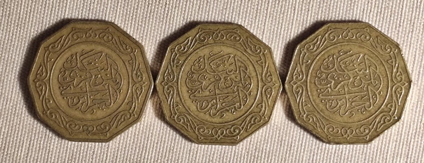 很秀很抗花的1981年阿尔及利亚10第纳尔十边形铜币