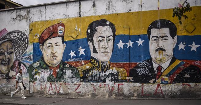 严重缩水的1998年100玻利瓦尔硬币--照见委内瑞拉两任大统领的荒唐