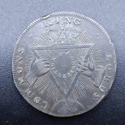 坐像为“都市女主人（Mistress of the Metropolis）”，背景是圣保罗大教堂，刻