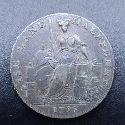 坐像为“都市女主人（Mistress of the Metropolis）”，背景是圣保罗大教堂，刻