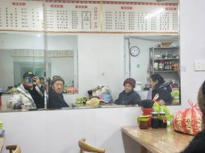 - 正面：坐像为“都市女主人（Mistress of the Metropolis）”，背景是圣保罗