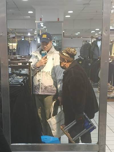 坐像为“都市女主人（Mistress of the Metropolis）”，背景是圣保罗大教堂，刻