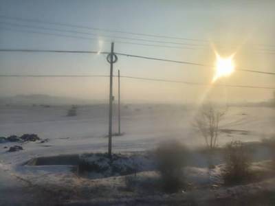 坐像为“都市女主人（Mistress of the Metropolis）”，背景是圣保罗大教堂，刻