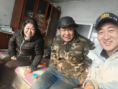 坐像为“都市女主人（Mistress of the Metropolis）”，背景是圣保罗大教堂，刻