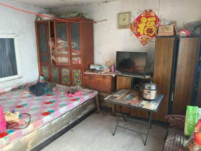 坐像为“都市女主人（Mistress of the Metropolis）”，背景是圣保罗大教堂，刻