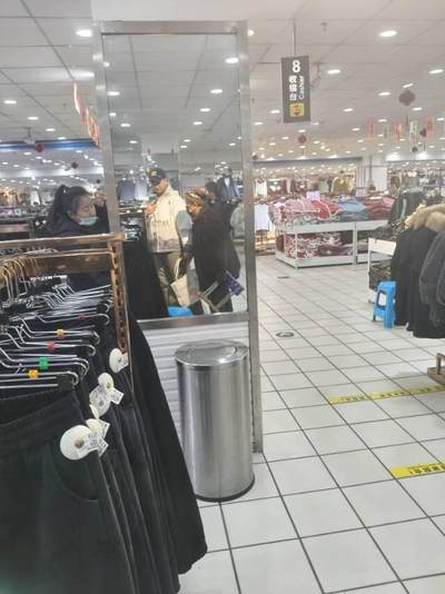 坐像为“都市女主人（Mistress of the Metropolis）”，背景是圣保罗大教堂，刻