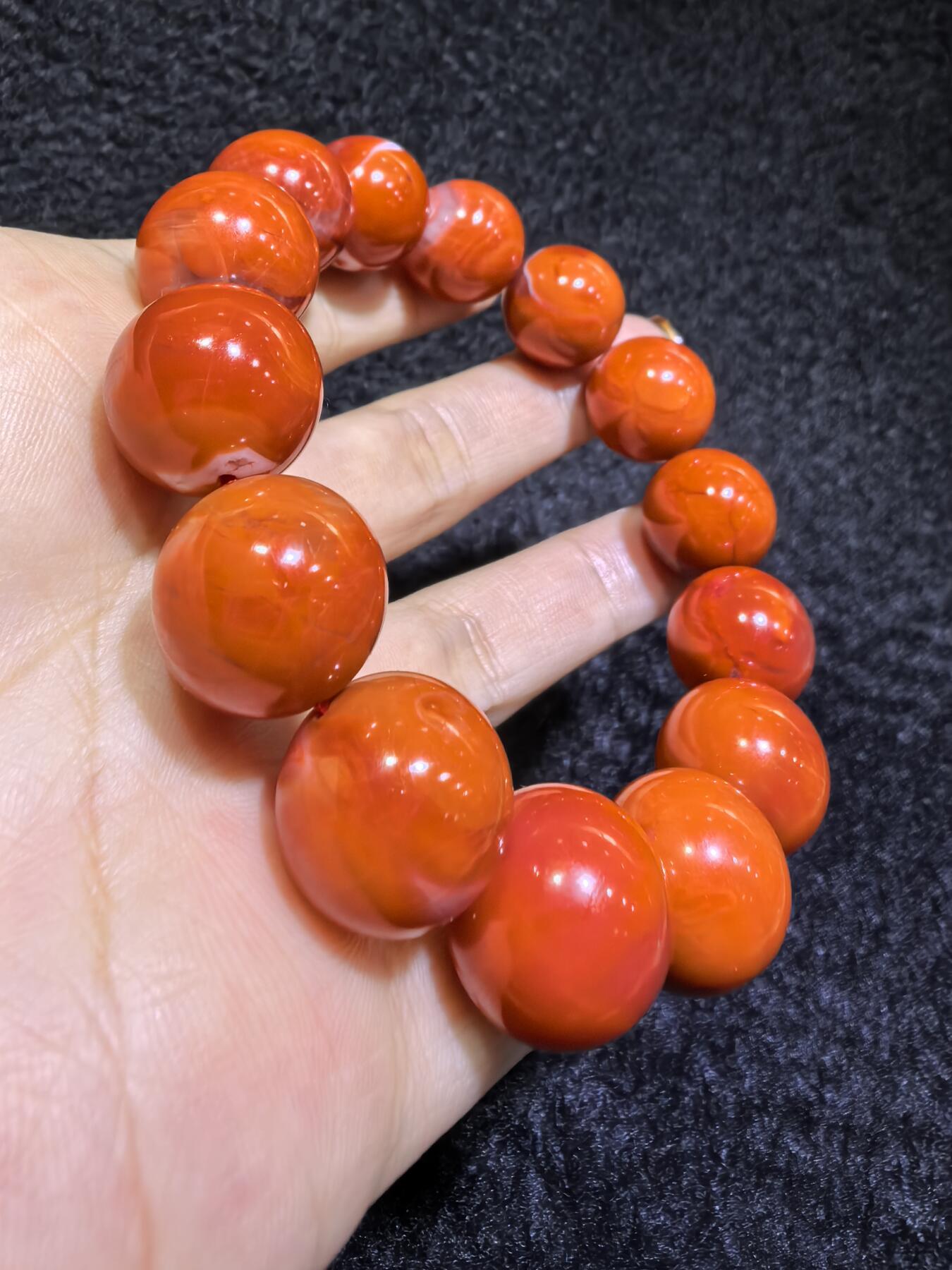 保山南红柿子红男款手串佛珠，可见天然气焰纹，招财晶洞等，尺寸：1.5cm克重：69.7g