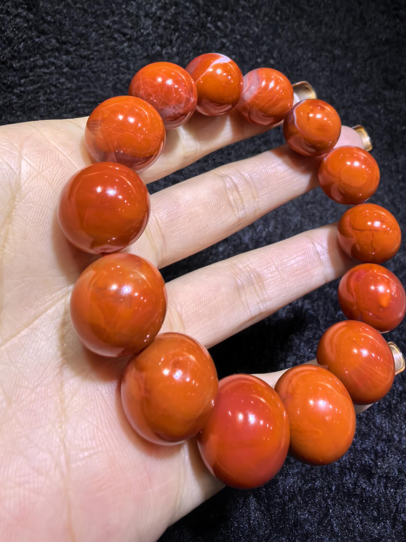 保山南红柿子红男款手串佛珠，可见天然气焰纹，招财晶洞等，尺寸：1.5cm克重：69.7g