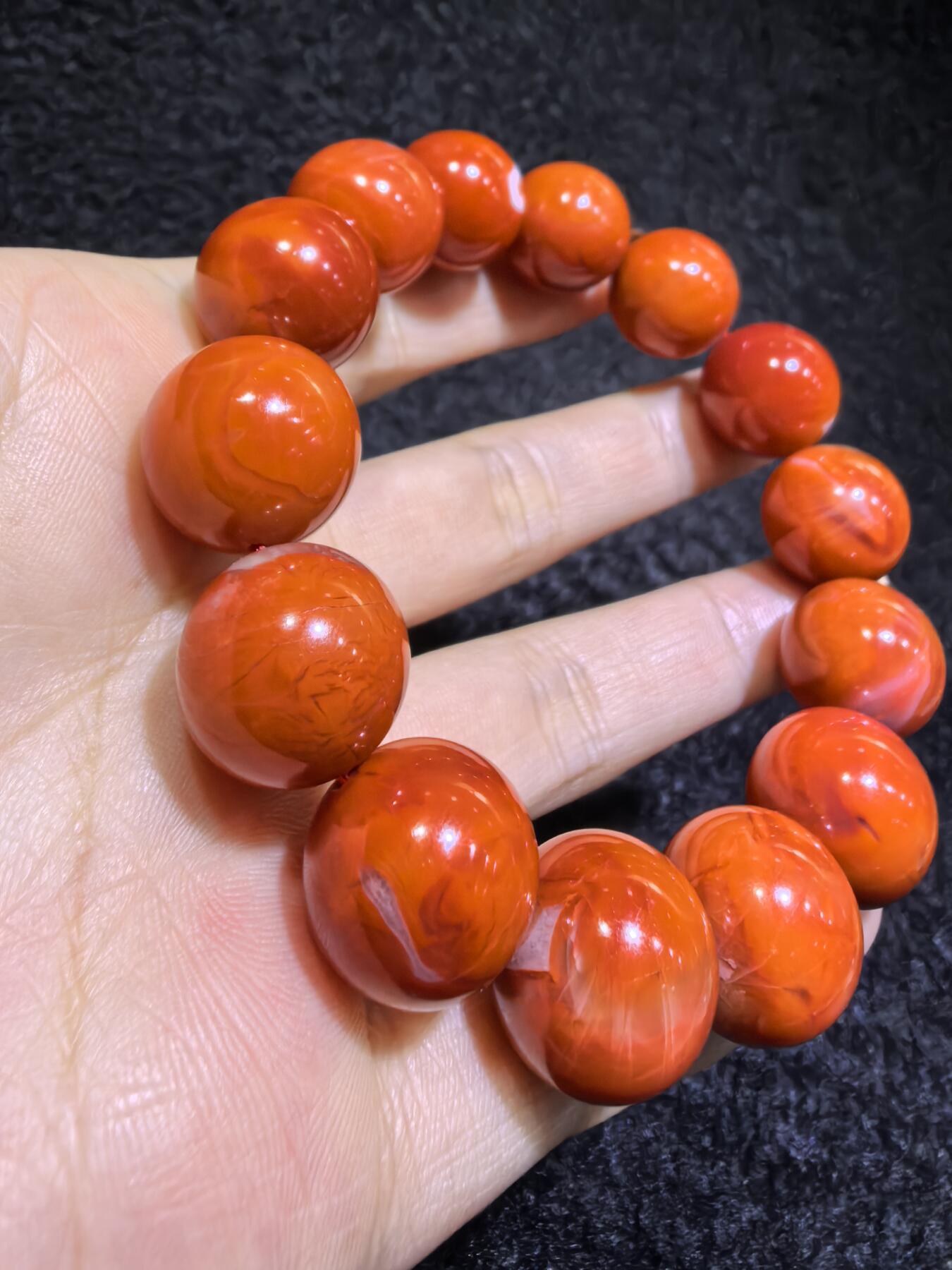 保山南红柿子红男款手串佛珠，可见天然气焰纹，招财晶洞等，尺寸：1.5cm克重：69.7g