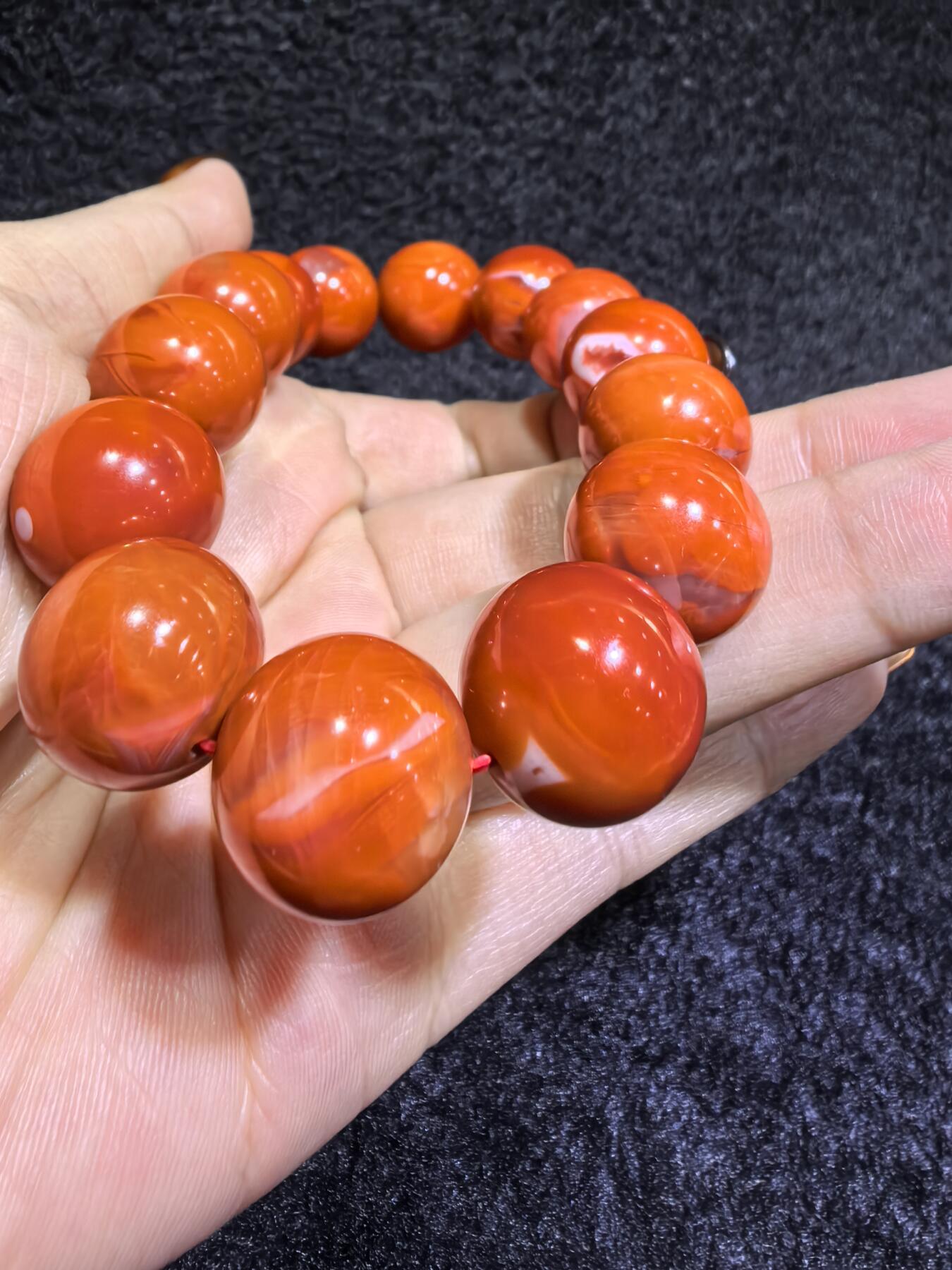 保山南红柿子红男款手串佛珠，可见天然气焰纹，招财晶洞等，尺寸：1.5cm克重：69.7g
