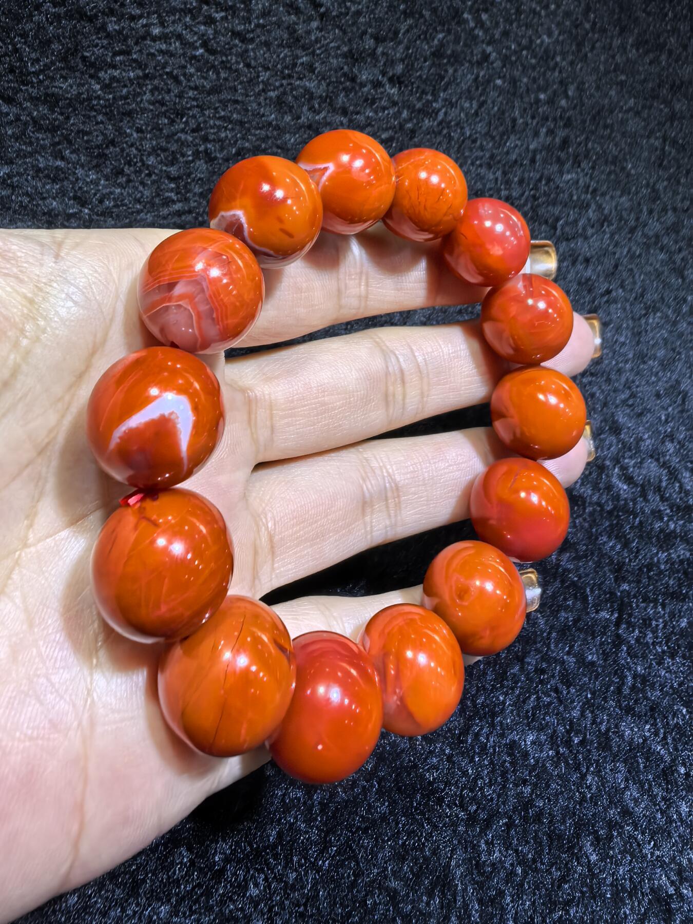 保山南红柿子红男款手串佛珠，可见天然气焰纹，招财晶洞等，尺寸：1.5cm克重：69.7g