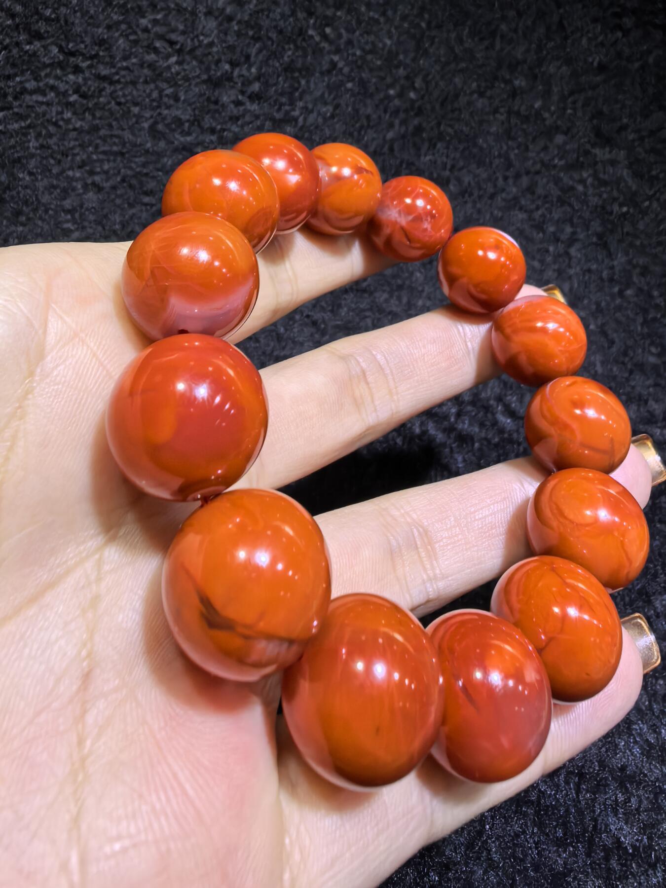 保山南红柿子红男款手串佛珠，可见天然气焰纹，招财晶洞等，尺寸：1.5cm克重：69.7g