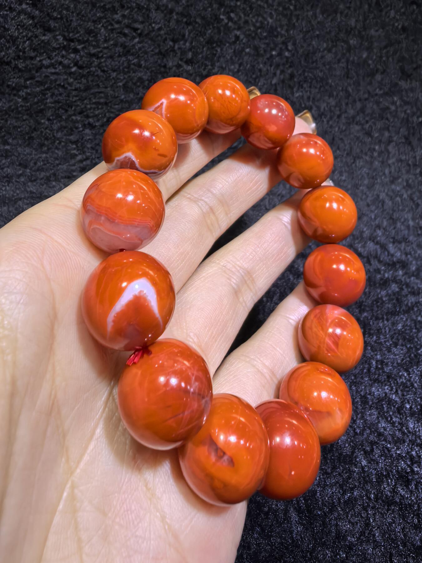 保山南红柿子红男款手串佛珠，可见天然气焰纹，招财晶洞等，尺寸：1.5cm克重：69.7g
