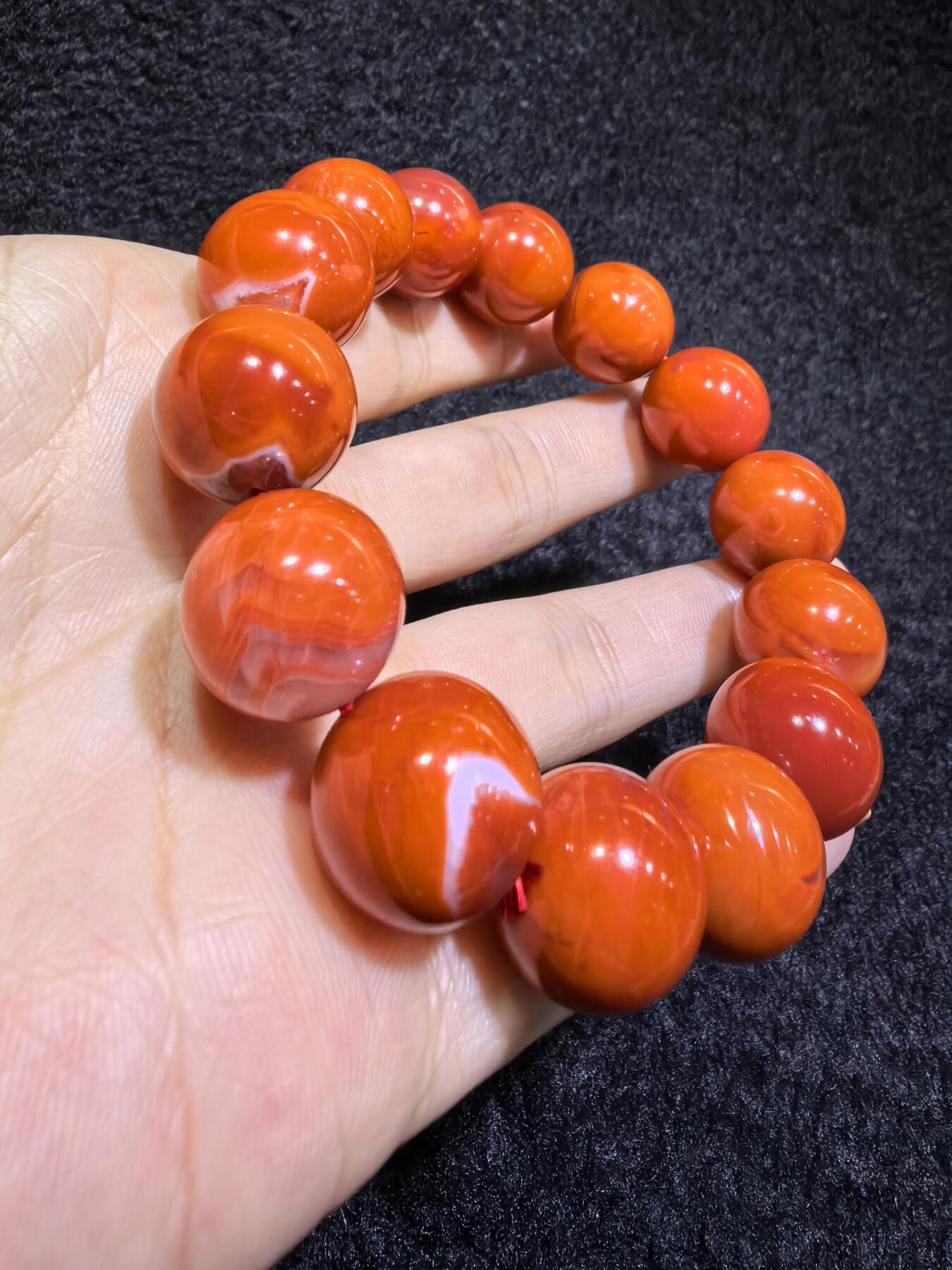 保山南红柿子红男款手串佛珠，可见天然气焰纹，招财晶洞等，尺寸：1.5cm克重：69.7g