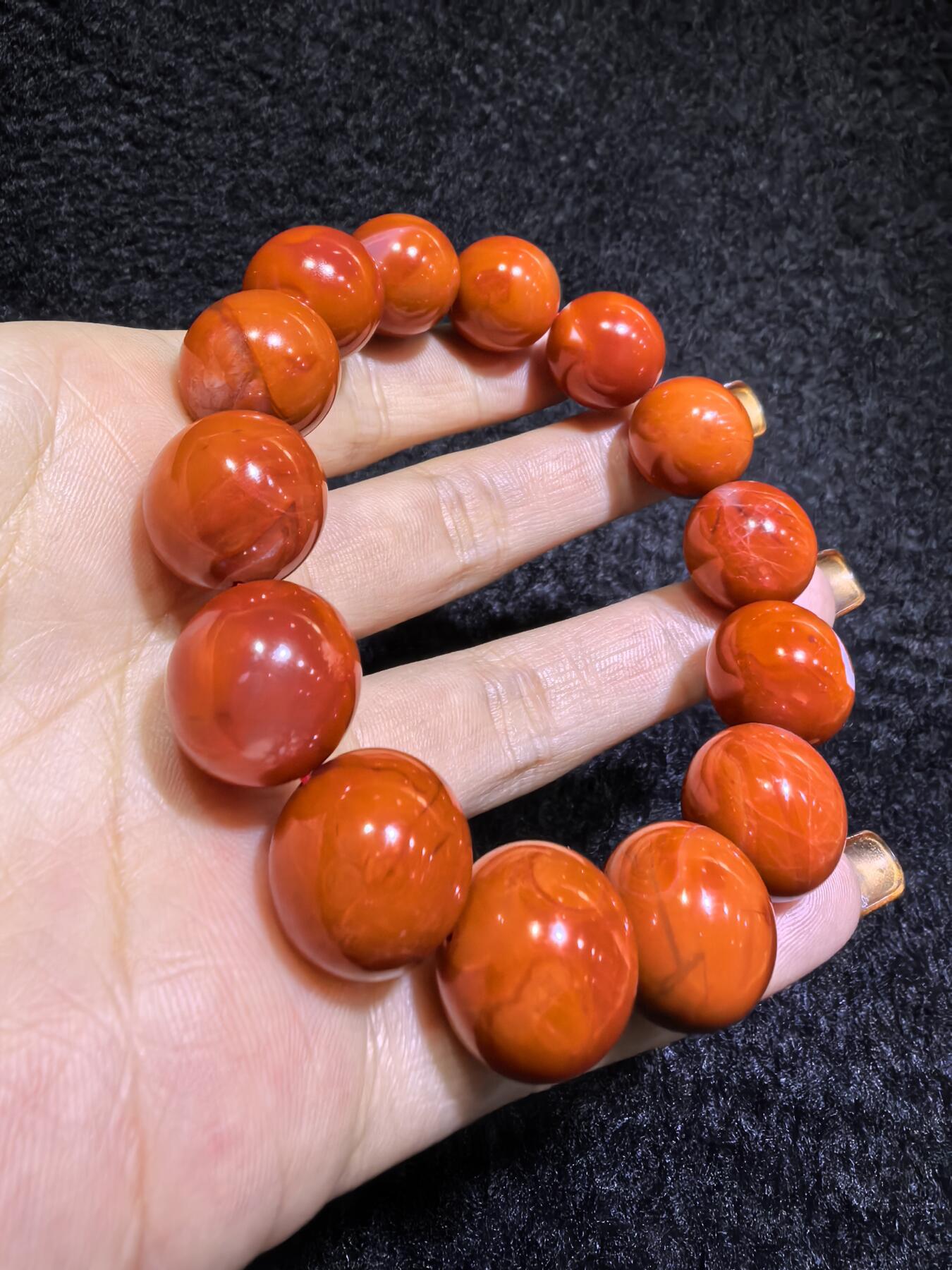 保山南红柿子红男款手串佛珠，可见天然气焰纹，招财晶洞等，尺寸：1.5cm克重：69.7g