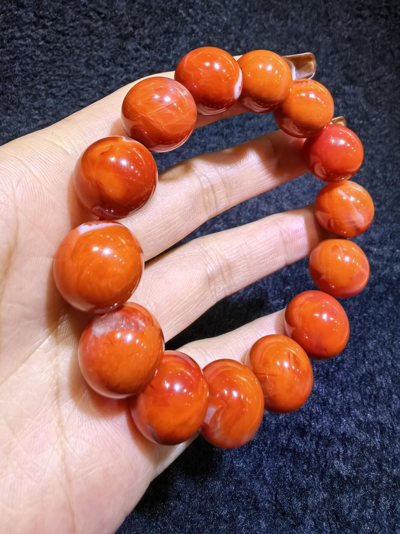 保山南红柿子红男款手串佛珠，可见天然气焰纹，招财晶洞等，尺寸：1.5cm克重：69.7g