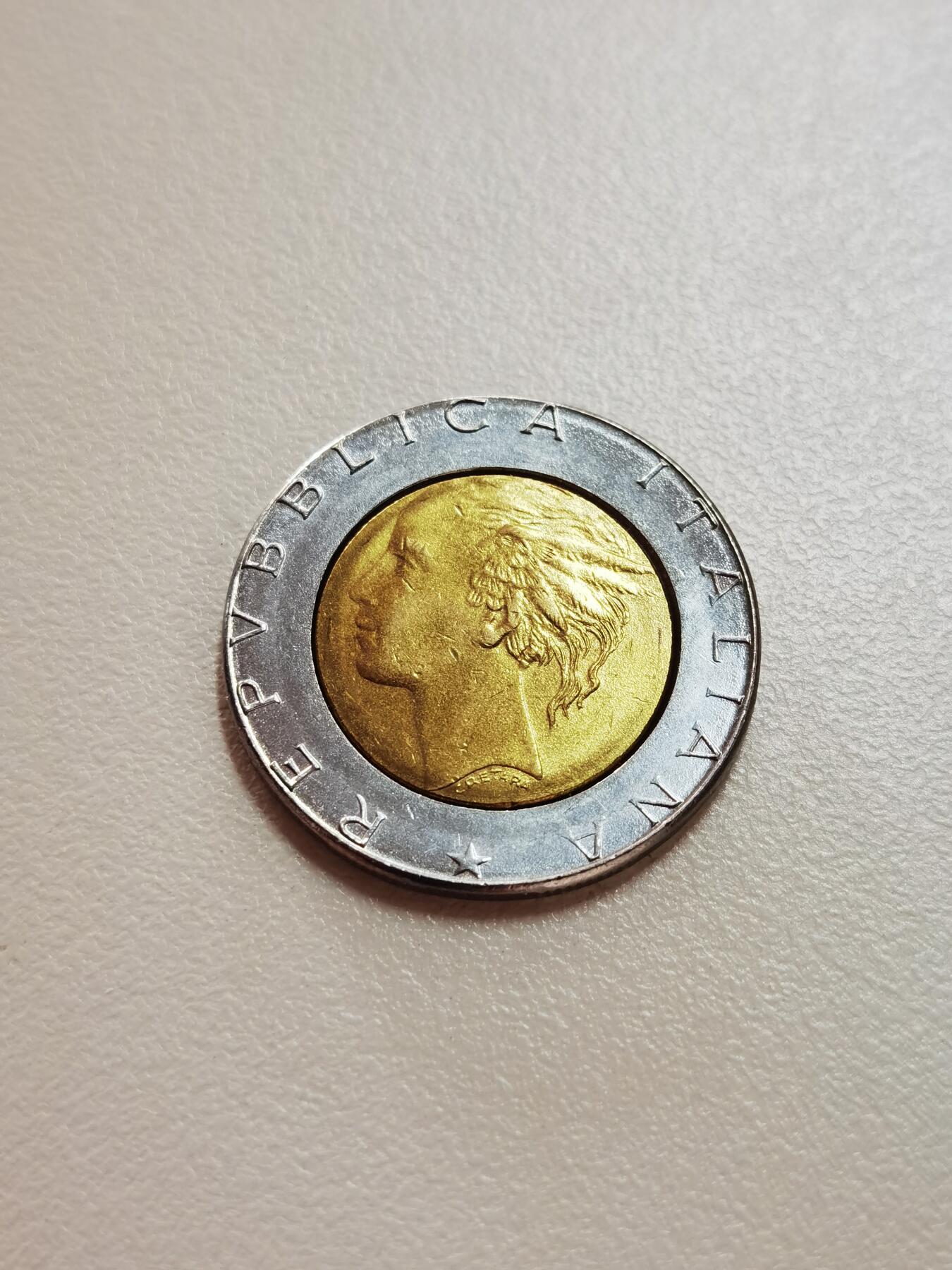 好奇，在《速度与激情.特别行动》里，巨石强森和杰森.斯坦森捕捉科学家时，买报纸的币是哪一枚？