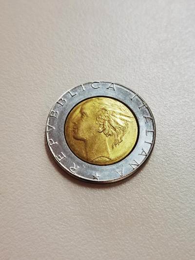 好奇，在《速度与激情.特别行动》里，巨石强森和杰森.斯坦森捕捉科学家时，买报纸的币是哪一枚？