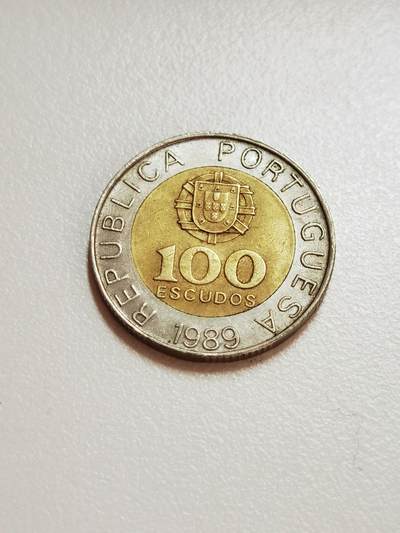 好奇，在《速度与激情.特别行动》里，巨石强森和杰森.斯坦森捕捉科学家时，买报纸的币是哪一枚？