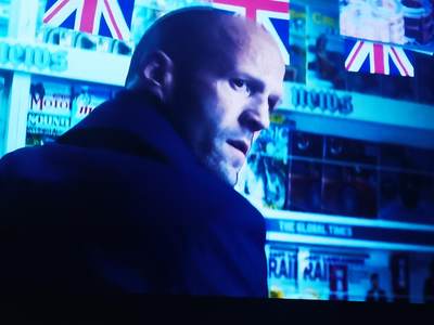 好奇，在《速度与激情.特别行动》里，巨石强森和杰森.斯坦森捕捉科学家时，买报纸的币是哪一枚？