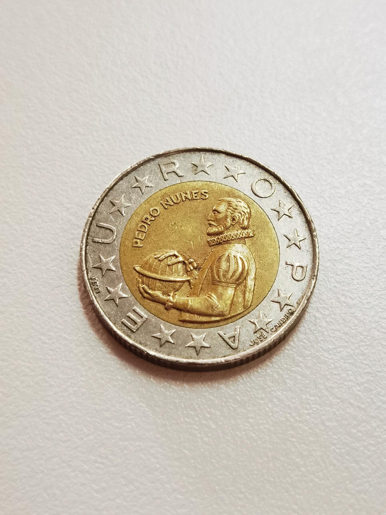 好奇，在《速度与激情.特别行动》里，巨石强森和杰森.斯坦森捕捉科学家时，买报纸的币是哪一枚？