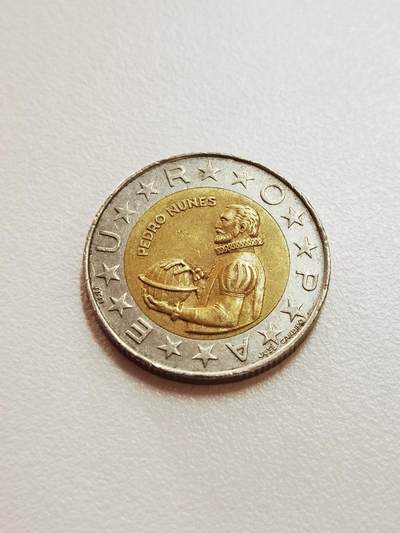 好奇，在《速度与激情.特别行动》里，巨石强森和杰森.斯坦森捕捉科学家时，买报纸的币是哪一枚？