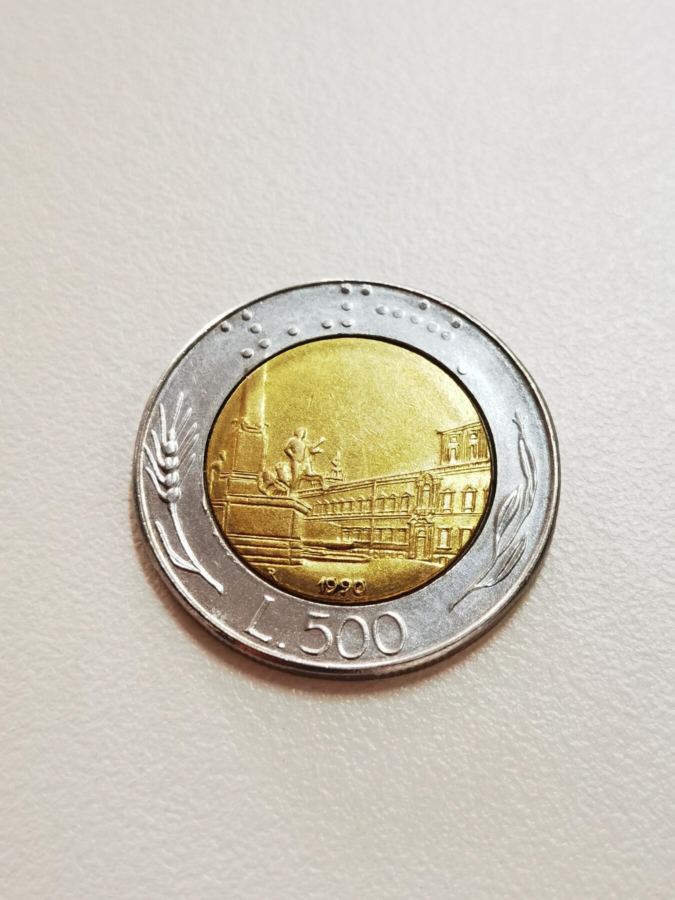 好奇，在《速度与激情.特别行动》里，巨石强森和杰森.斯坦森捕捉科学家时，买报纸的币是哪一枚？