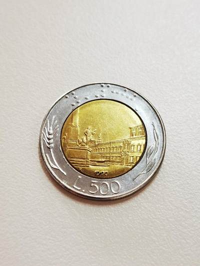 好奇，在《速度与激情.特别行动》里，巨石强森和杰森.斯坦森捕捉科学家时，买报纸的币是哪一枚？