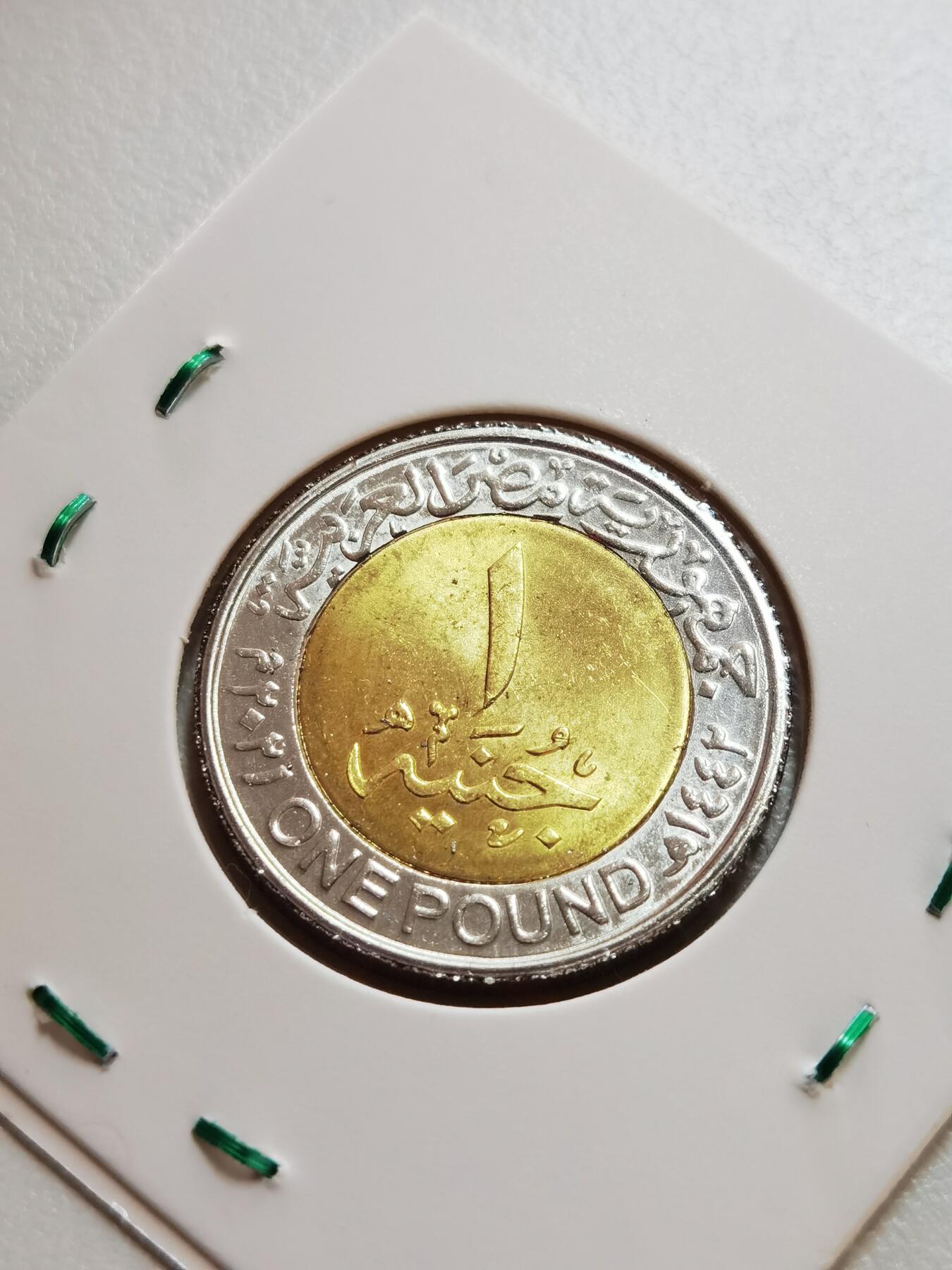 好奇，在《速度与激情.特别行动》里，巨石强森和杰森.斯坦森捕捉科学家时，买报纸的币是哪一枚？