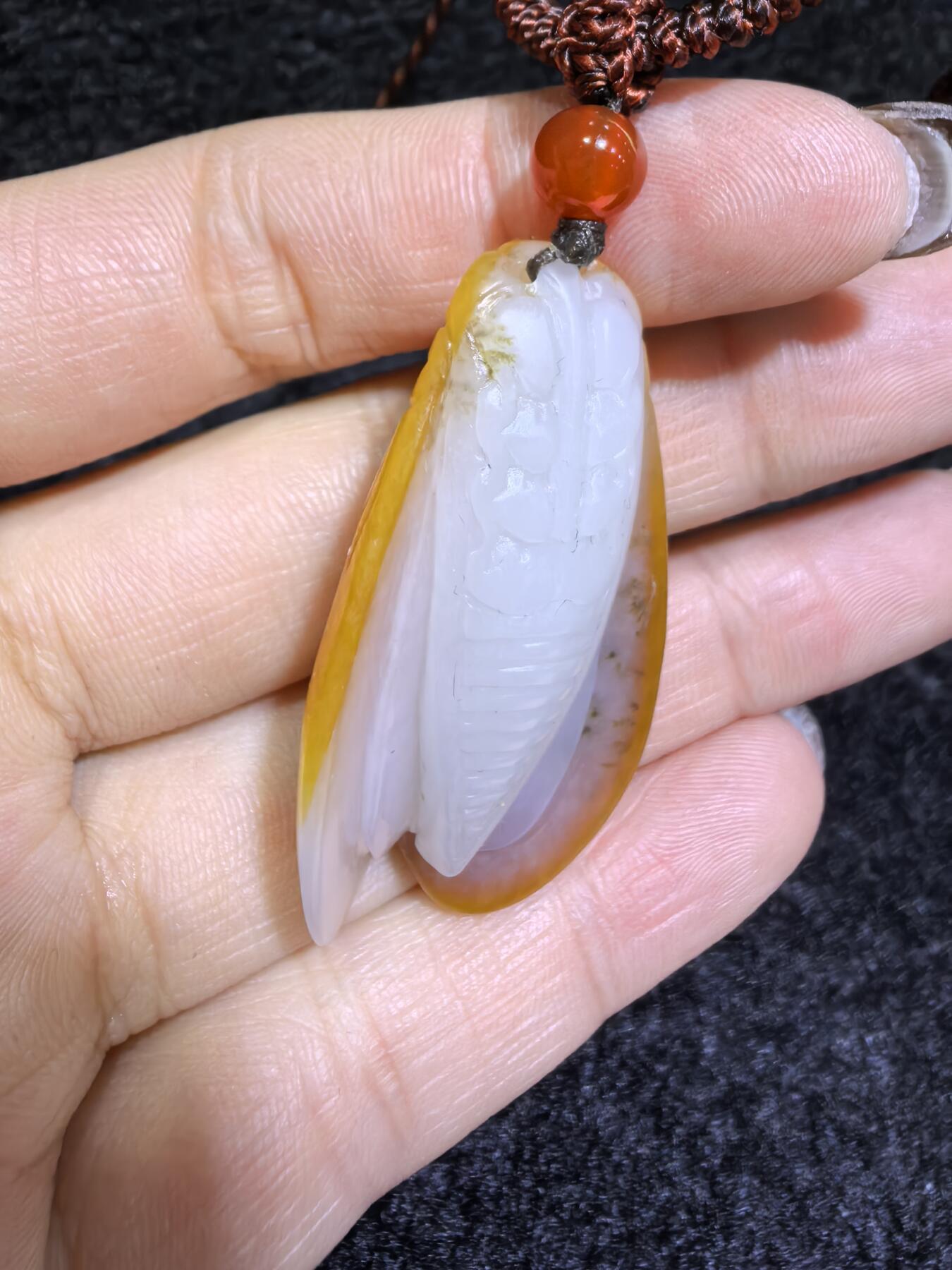 新疆和田籽料满金皮，一级白肉，一鸣惊人吊坠挂件男女款，立体俏色巧雕，惟妙惟俏，品相佳，肉眼无结构，原皮原色。4.2cm＊2.2cm＊1.4cm.  16.8g