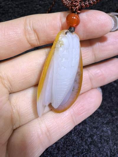 新疆和田籽料满金皮，一级白肉，一鸣惊人吊坠挂件男女款，立体俏色巧雕，惟妙惟俏，品相佳，肉眼无结构，原皮原色。4.2cm＊2.2cm＊1.4cm.  16.8g