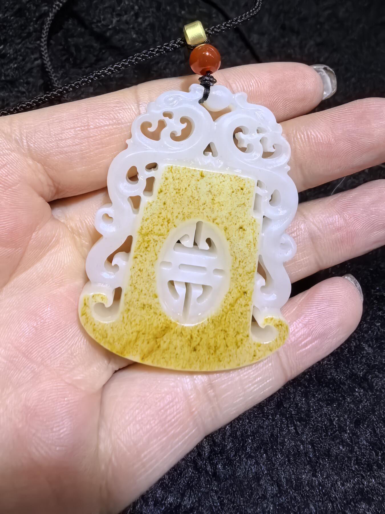 新疆和田籽料洒金皮，府上有龙吊坠挂件男款，原皮原色，俏色镂空巧雕，复古文艺，一级白肉，4.9cm*3.7cm*1.1cm   31.3g