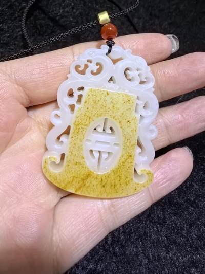 新疆和田籽料洒金皮，府上有龙吊坠挂件男款，原皮原色，俏色镂空巧雕，复古文艺，一级白肉，4.9cm*3.7cm*1.1cm   31.3g