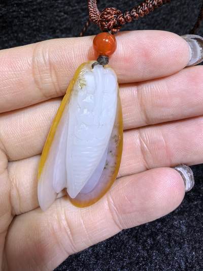 新疆和田籽料满金皮，一级白肉，一鸣惊人吊坠挂件男女款，立体俏色巧雕，惟妙惟俏，品相佳，肉眼无结构，原皮原色。4.2cm＊2.2cm＊1.4cm.  16.8g